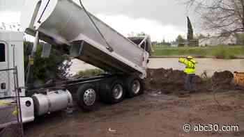 Crews create shoreline along Tule River to protect homes from flooding