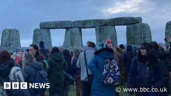 Spring equinox: Hundreds rise early to celebrate at Stonehenge