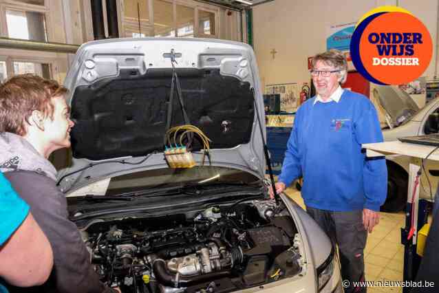 Meneer Redant (74) geeft al 54 jaar les en is nog lang niet van plan om te stoppen: “Eerst aan de grootvaders, dan aan hun kinderen en nu aan hun kleinkinderen”