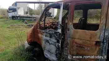 Un cimitero di auto su un'area del comune: rimosse 60 carcasse di veicoli abbandonati