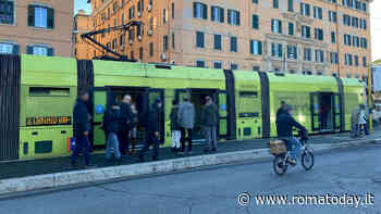 Lite per una sigaretta accesa sul tram, passeggero spruzza spray urticante