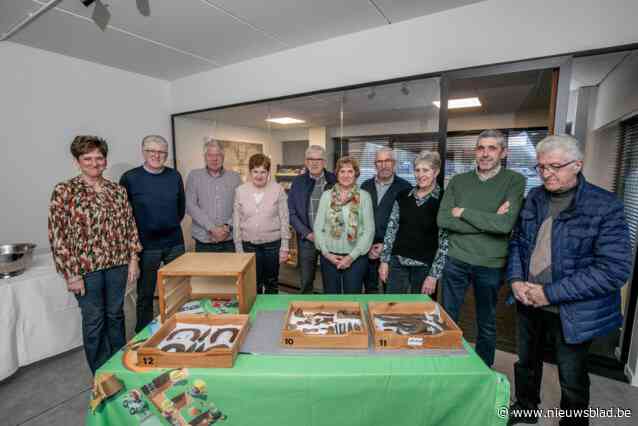 Elf kinderen van boer Jos Grimon dragen prehistorische ‘schat’ die hun vader opgroef over aan Provinciaal Archeologisch Depot
