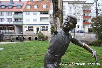 Bronzefigur am Waschfrauendenkmal in Paderborn einen Arm herausgerissen