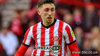 Dan Neil: Sunderland midfielder extends contract until summer of 2026