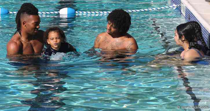 Bijan Robinson teaches swim lessons