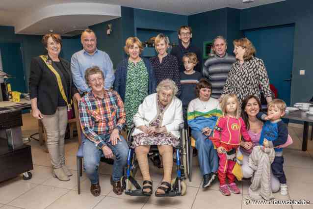 Suzanna Vandoorne blaast 101 kaarsjes uit