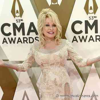Dolly Parton to delve into passion for fashion in new book