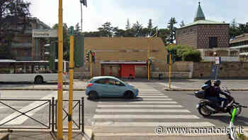 Investito da uno scooter davanti alla stazione metro, morto un uomo