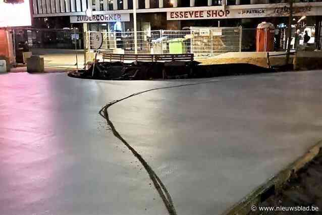 “Onbegrijpelijk dat mensen zoiets doen”: fietsspoor en voetafdrukken helpen vers gegoten beton aan voetbalstadion naar de vaantjes