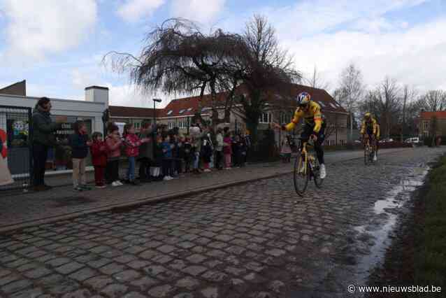 VIDEO. Een schooldag om nooit te vergeten: Wout van Aert en co trakteren juichende kinderen op drinkbussen