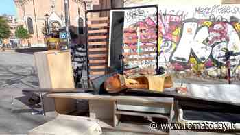 A San Lorenzo una camera da letto gettata in strada