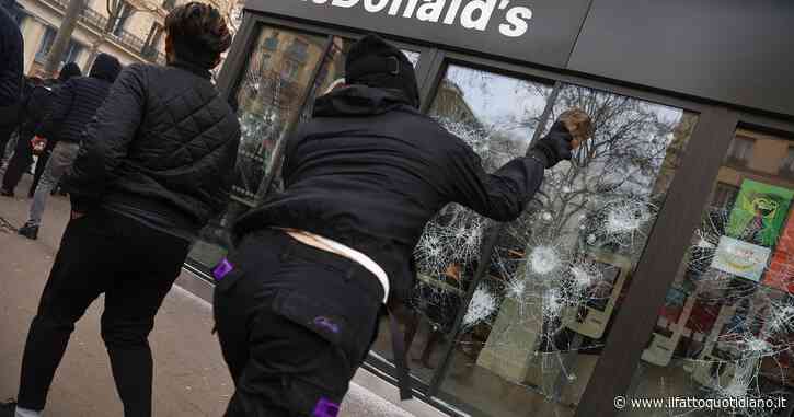 Scontri tra manifestanti e polizia, la Francia scende di nuovo in piazza contro la riforma delle pensioni di Macron. Almeno 26 fermi