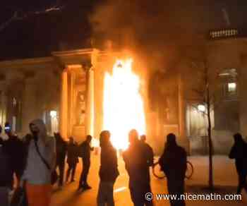 Retraites: l'entrée de l'hôtel de ville incendiée à Bordeaux