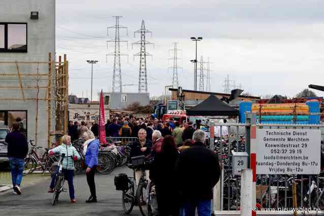 Massa volk op open dag van Technische Dienst