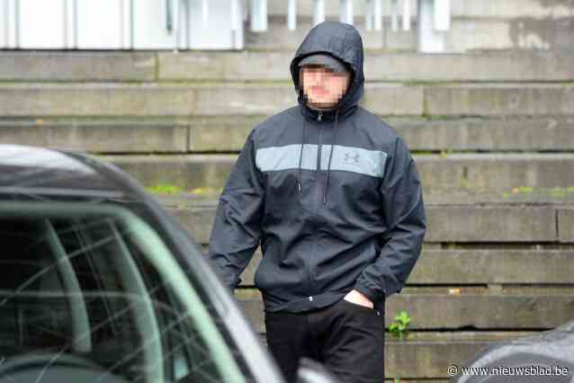 Bloedige schoenafdruk die hem verdachte maakte in drievoudige moordzaak, lijkt hem nu vrij te pleiten: “Wie heeft het dan wel gedaan?”