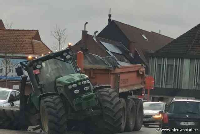 Landbouwtractor verliest achterwiel, kantelt en beschadigt geparkeerde auto