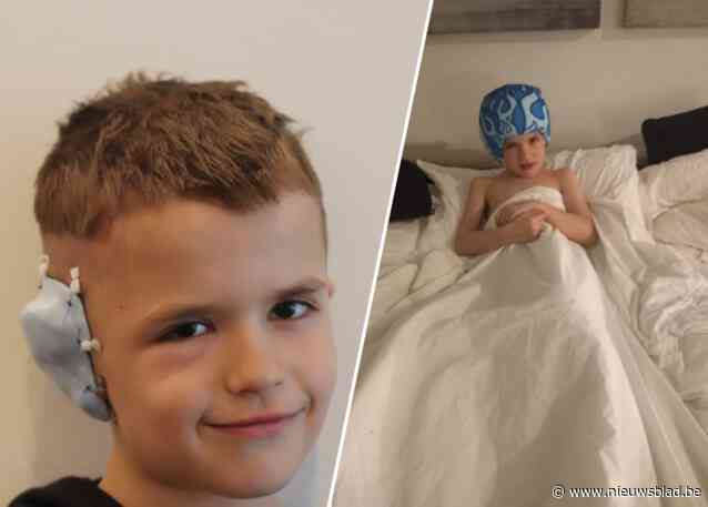 Het kostte zijn ouders bijna hun huis, maar Ian (7) heeft eindelijk zijn peperduur oortje: “Hij hoort al af en toe ‘ploep, ploep’”