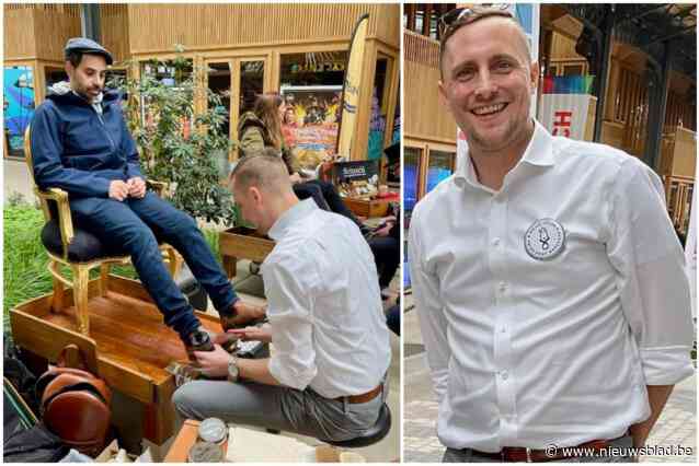 “Dit werkte therapeutisch na verlies van mijn mama”: Bram (36) hernam opvallende hobby pas jaar geleden, maar is nu een van drie professionele ‘shoeshiners’ in ons land