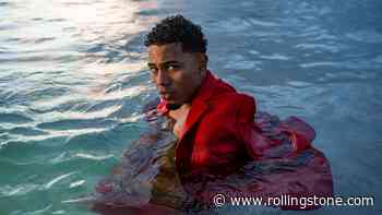 Myke Towers Takes Some Cool Risks, Just Not Enough of Them, On ‘LA VIDA ES UNA’