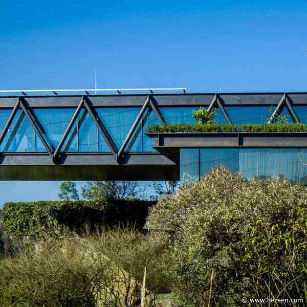 LBR&A creates dramatic cantilever for CH73 House in Mexico City