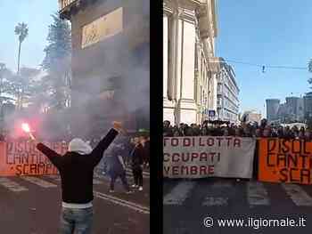 Napoli, scontri disoccupati-forze dell'ordine davanti al Comune