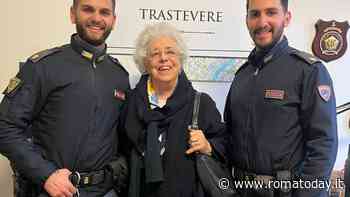 Truffatori vedono la polizia e gettano i gioielli appena presi a casa di un'anziana