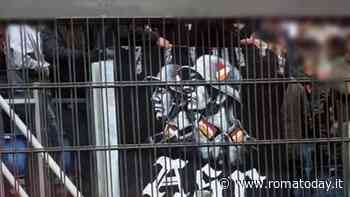 Derby Lazio-Roma, bandiera con soldati nazisti in curva Sud. Abodi: "Daspo a tifoso giallorosso"