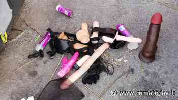 Un intero sexy shop gettato in strada fuori dal cassonetto