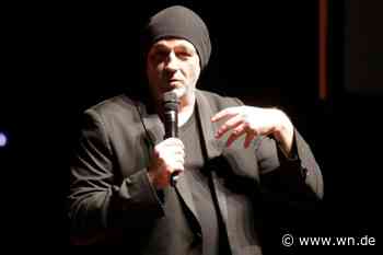 Mit Wortspielen und Direktheit: Torsten Sträter in bester Sträter-Manier