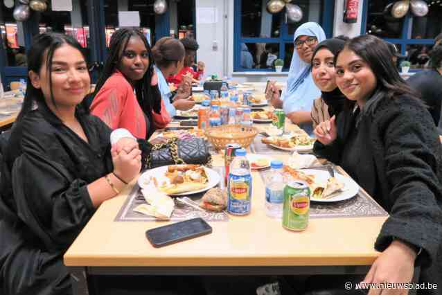Massaal bijgewoonde Atheneum Iftar smaakt naar meer: “Volgende keer ook ouders en buurt uitnodigen”