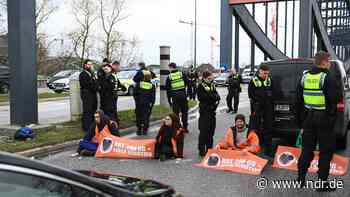 Aktivisten der "Letzten Generation" blockieren Elbbrücken in Hamburg