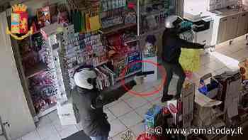 Rapinano tabaccheria armati di pistola e fuggono in scooter