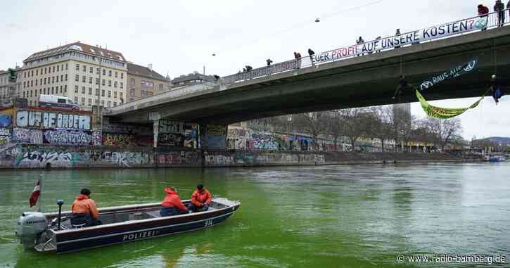 Klima-Aktivisten färben Donaukanal in Wien grün