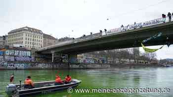 Klima-Aktivisten färben Donaukanal in Wien grün