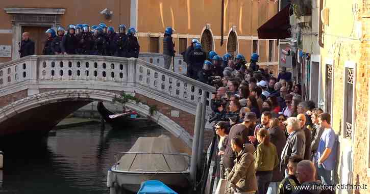 Venezia, città blindata per il corteo degli anarchici. Manifestanti con striscioni e megfono circondati dalle forze dell’ordine