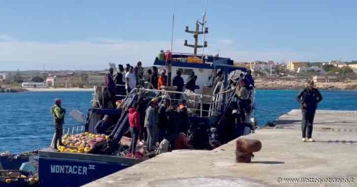 Migranti, record di arrivi a Lampedusa: oltre duemila in 24 ore. Peschereccio soccorre un barchino con 31 persone a bordo