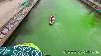 Klimaaktivisten färben Donaukanal in Wien grün