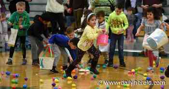Kids pack field house for Grayslake Easter Egg hunt