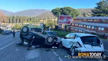 Incidente a Tivoli, perde il controllo dell'auto e si ribalta: morto un uomo