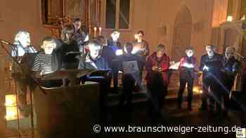 Leiferder beten und singen im Dunkeln
