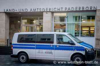 Mutter gerät in Paderborn zwischen zwei Autos