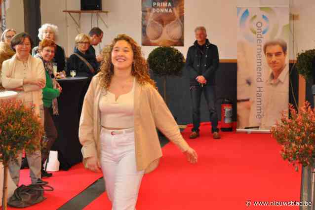 Damesboetieks dribbelen weergoden met indoor modeshow