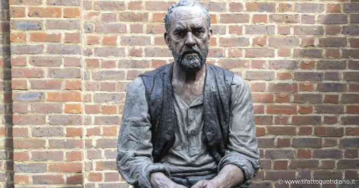 “Aiuto, c’è un uomo che sta malissimo sul binario. Potrebbe essere morto di freddo”: passeggera del treno chiama i soccorsi, poi la scoperta incredibile