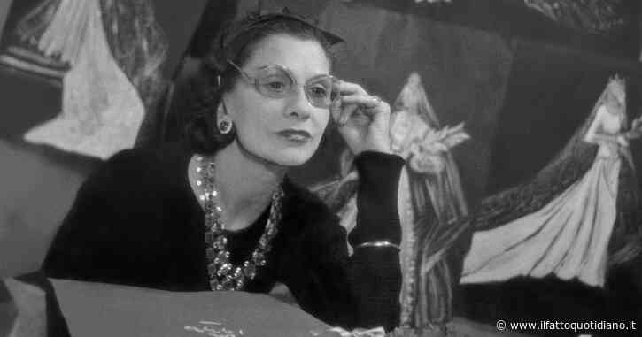 Coco Chanel, dai tailleur in tweet all’iconica camicetta da marinaio: la più grande mostra dedicata alla regina della moda al Victoria & Albert Museum di Londra