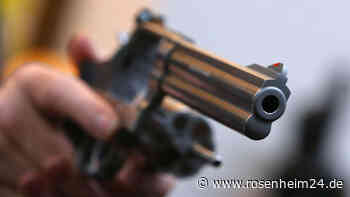 Rentner in Krankenfahrstuhl mit Revolver beim Einkaufen