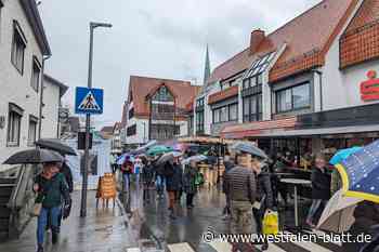 Händler leiden unter Dauerregen beim Frühlingsmarkt in Delbrück