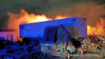 Incendio a Roma est: in fiamme rifiuti e materiali di risulta