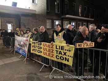Havering: Anti-ULEZ protesters halt council meeting