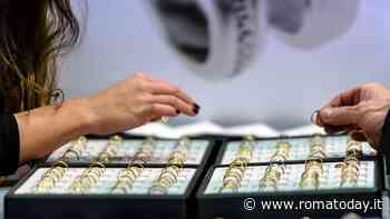 Banda del buco in gioielleria: bottino da 70mila euro. Il foro dall'albergo in ristrutturazione