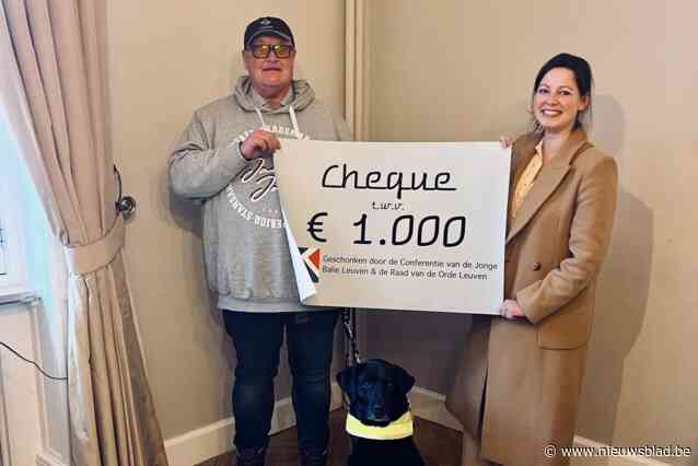 Jonge advocaten schenken cheque aan Belgisch Centrum voor Geleidehonden